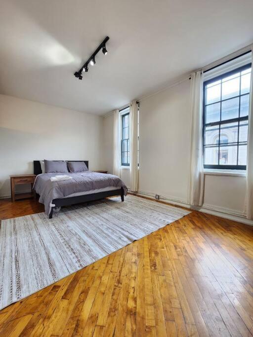 Spacious Loft Near River - Sleep 6 Apartamento